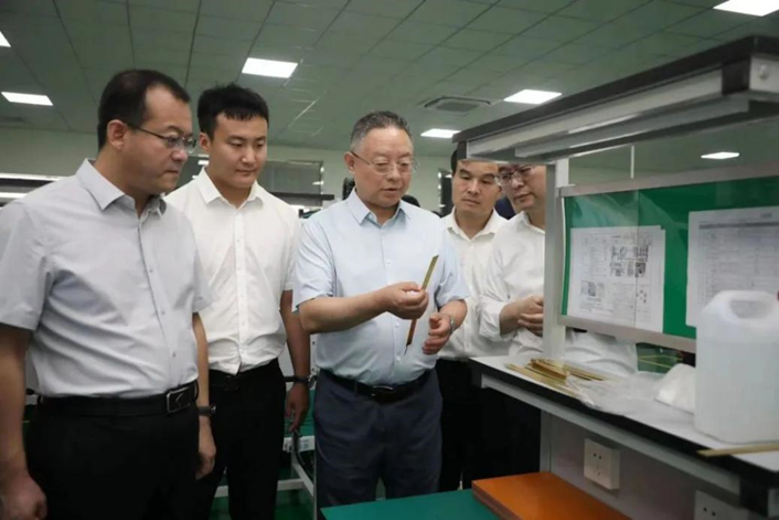 图为中康团队进行企业调研